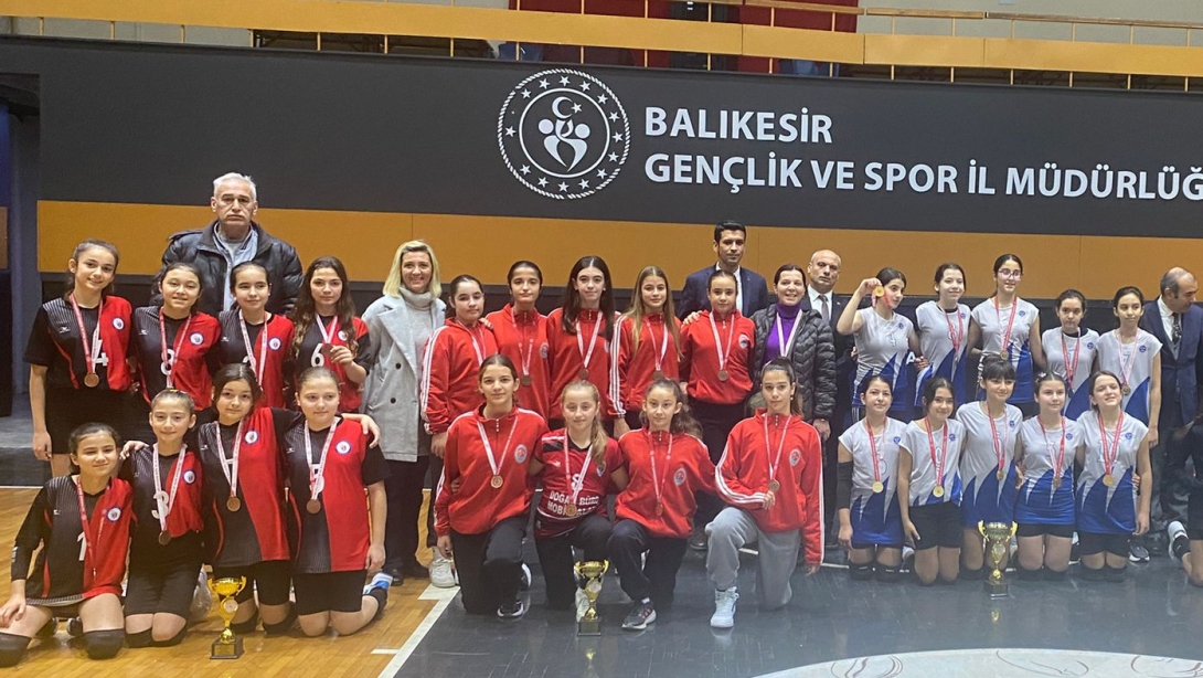 Voleybol Küçük Kız Kategorisinde İl Üçüncüsüyüz